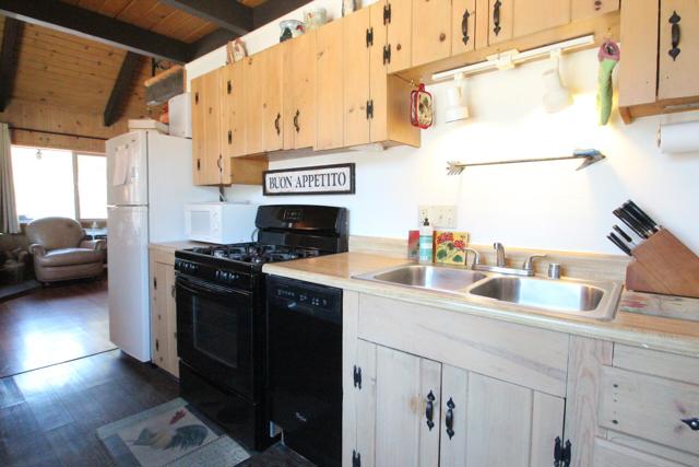 102 E Country Club Boulevard, Big Bear CA: https://media.crmls.org/mediaz/46614250-ed95-4bf1-bc45-0b16a914c851.jpg