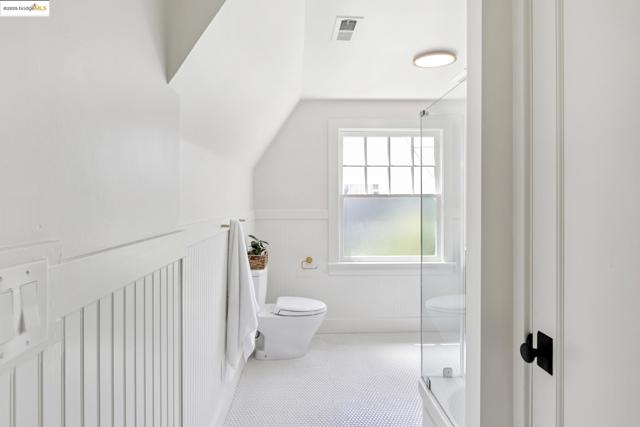 924 Trestle Glen Rd, Oakland CA: https://media.crmls.org/mediaz/46615989-b68b-44bb-a338-041ed3895341.jpg