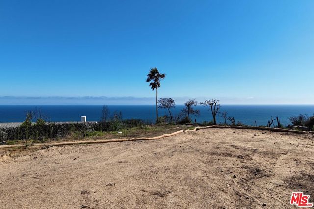 20454 Roca Chica Drive, Malibu CA: https://media.crmls.org/mediaz/46616111-f58e-4f27-97ce-b8cdeac2715f.jpg