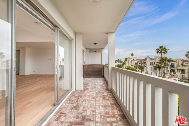999 N Doheny Drive, West Hollywood CA: https://media.crmls.org/mediaz/46634fb4-efcc-458a-8434-cedd81bdf647.jpg