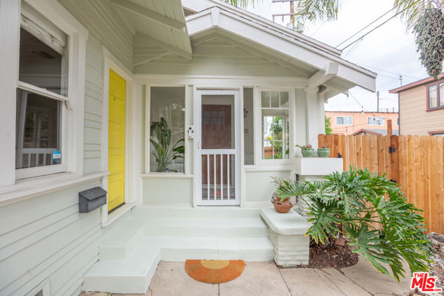 732 N Toledo Walk, Long Beach CA: https://media.crmls.org/mediaz/46664bc9-e67a-42a1-a800-449dbf28fa99.jpg