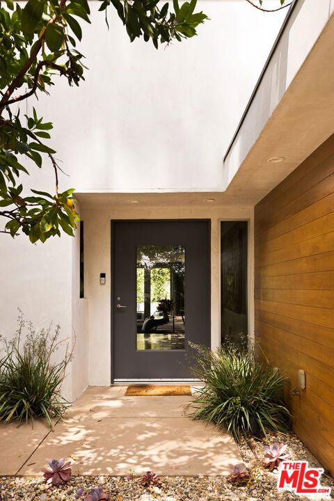 11531 Amanda Drive, Studio City CA: https://media.crmls.org/mediaz/466679ba-a5a8-4aef-8f77-54b1341cd57e.jpg