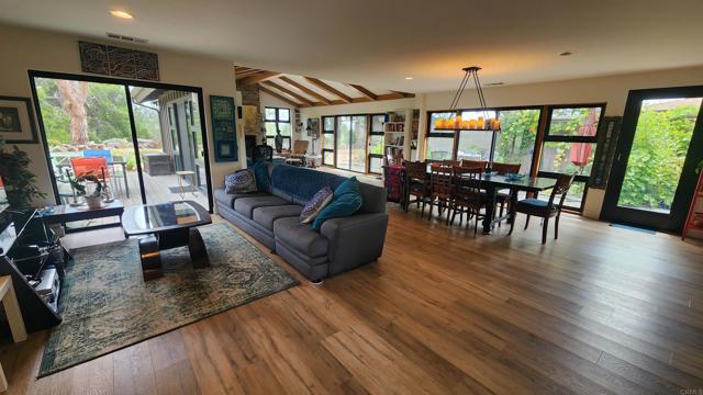 5855 Ithaca Place, San Diego CA: https://media.crmls.org/mediaz/46679811-1138-4130-86af-45b5afe13561.jpg