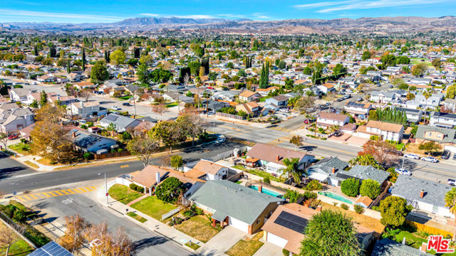 2425 Dusan Street, Simi Valley CA: https://media.crmls.org/mediaz/4667d7be-0512-445a-bc01-b513a2b96681.jpg