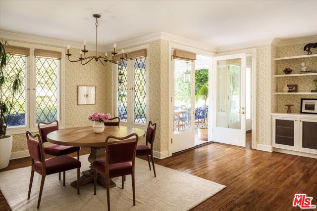322 Lorraine Boulevard, Los Angeles CA: https://media.crmls.org/mediaz/4668a0e2-16a2-4d35-97c4-addec34bfffc.jpg