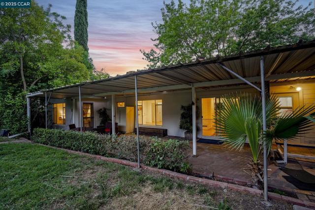 1536 Maynard St, Concord CA: https://media.crmls.org/mediaz/46698a83-70c2-4580-8b0e-fa66365c9654.jpg