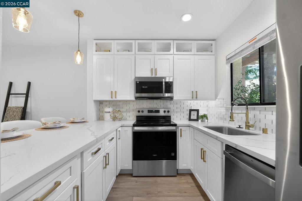 112 N Villa Way