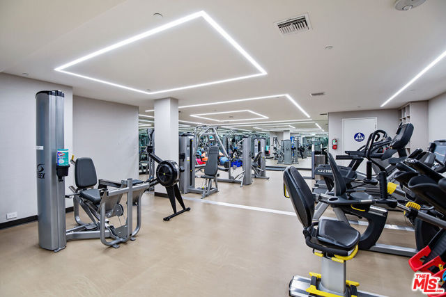 211 S Spalding Drive, Beverly Hills CA: https://media.crmls.org/mediaz/466b429e-a23e-4636-ba2a-bef195808a07.jpg