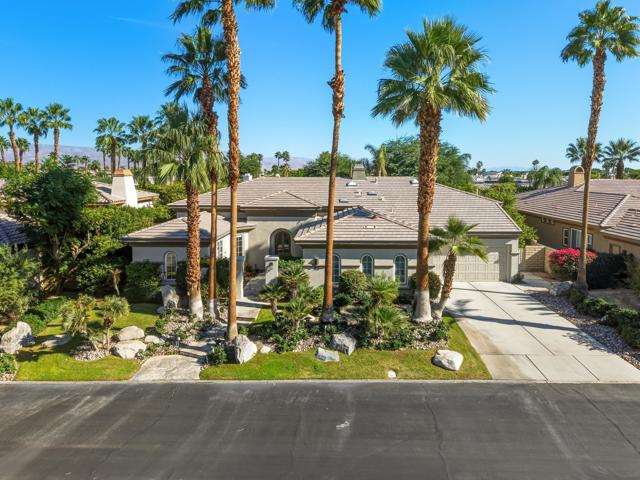 56 Oakmont Drive, Rancho Mirage CA: https://media.crmls.org/mediaz/466c2fe3-0fa3-4ab9-8080-fe836d62d7d4.jpg
