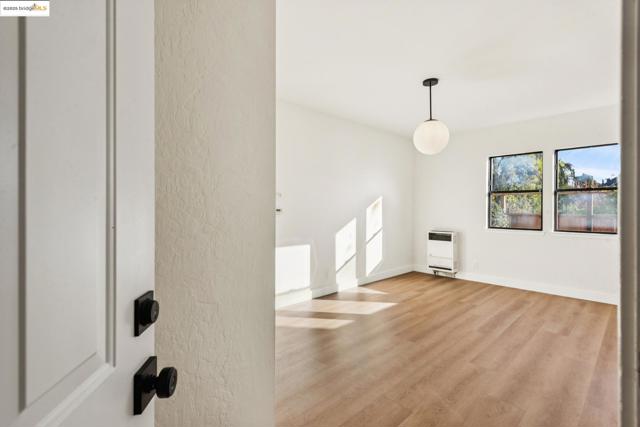 1521 Josephine St, Berkeley CA: https://media.crmls.org/mediaz/466cd683-e0bd-427e-b2db-fbbb43c06c1b.jpg
