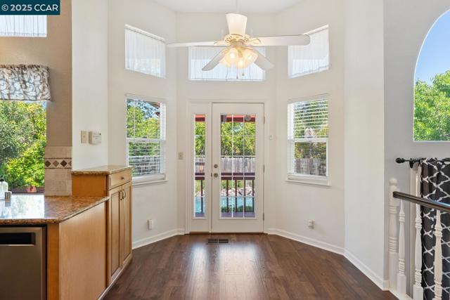 313 Willowwood Ct, Vacaville CA: https://media.crmls.org/mediaz/466da886-7c22-4b19-8319-bda15e5b16e4.jpg