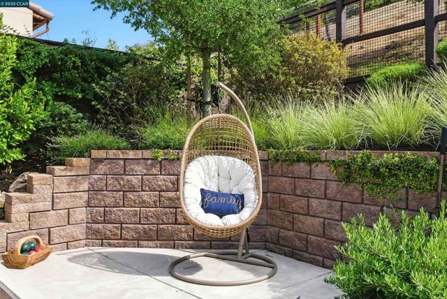 22 W Hill Way, Orinda CA: https://media.crmls.org/mediaz/466ea124-c6bf-49a1-9099-41f444fef2c6.jpg