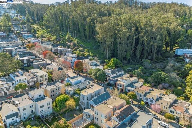1208 Stanyan St, San Francisco CA: https://media.crmls.org/mediaz/466f13fa-a696-44f2-8979-fbce0d9dc2da.jpg