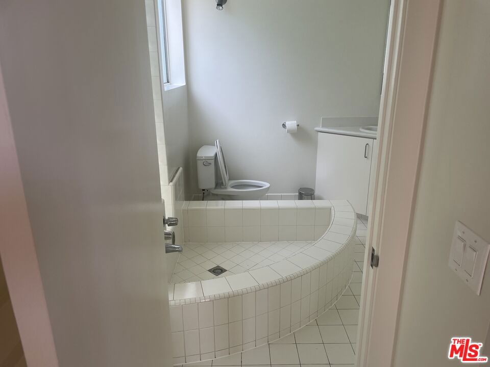 https://media.crmls.org/mediaz/466f1a67-cab2-47b4-ac42-4d6a7f8c4cd1.jpg?preset=X-Large