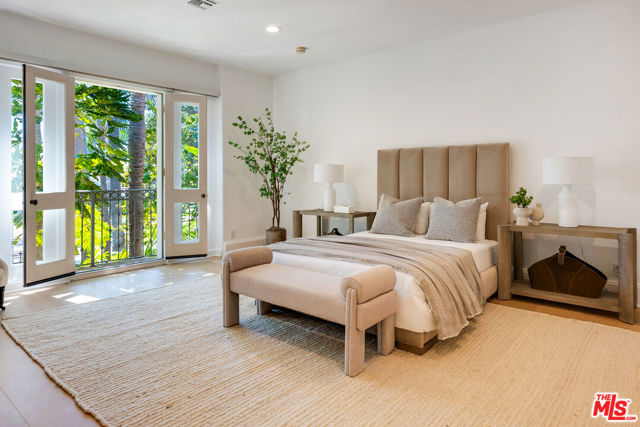 812 N Bedford Drive, Beverly Hills CA: https://media.crmls.org/mediaz/466f2b40-d990-412a-b802-27816fe2b20d.jpg