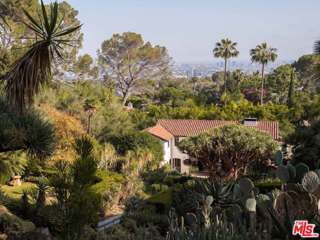 2666 Aberdeen Avenue, Los Angeles CA: https://media.crmls.org/mediaz/466febfd-194d-4ae4-b3b1-498fbbcac159.jpg