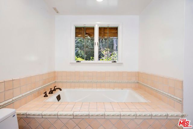 2562 Mandeville Canyon Road, Los Angeles CA: https://media.crmls.org/mediaz/467095d7-f1a8-496f-854d-44ea8e865a52.jpg