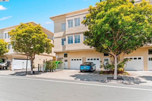 913 Adams, Albany CA: https://media.crmls.org/mediaz/4670c272-4266-417a-83a8-e4f75c41e564.jpg