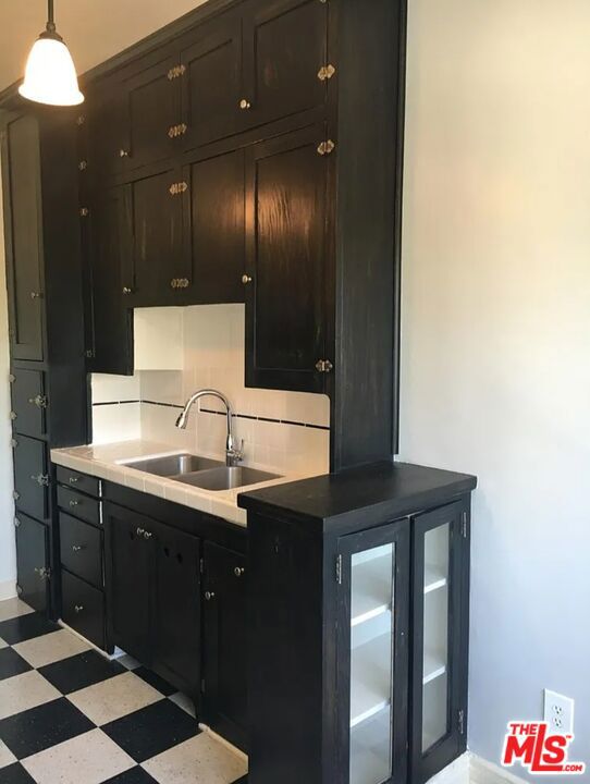 1901 N Commonwealth Avenue, Los Angeles CA: https://media.crmls.org/mediaz/4671188e-24a3-4531-8871-92254ecb9c9c.jpg