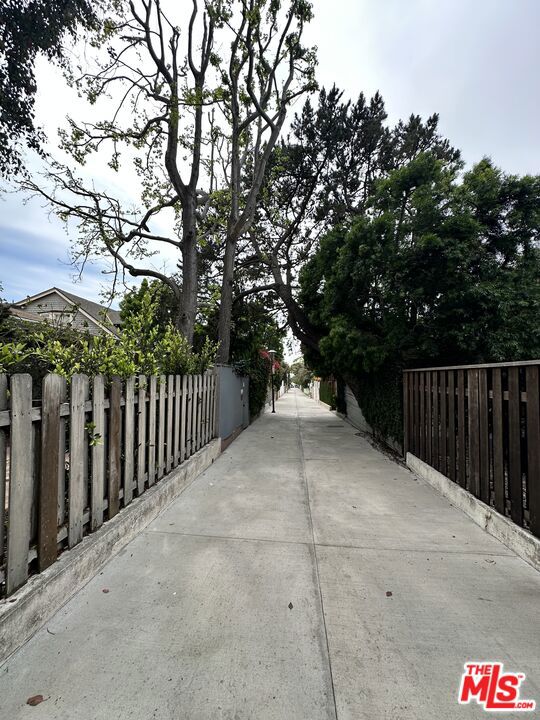 https://media.crmls.org/mediaz/4671ac93-9b81-4c97-8f0d-9ba922136f61.jpg?preset=X-Large