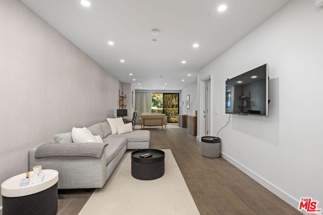 701 Ocean Avenue, Santa Monica CA: https://media.crmls.org/mediaz/4671addb-79c9-4b2c-a932-b26a714549d4.jpg