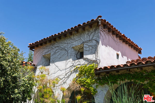 350 N Cliffwood Avenue, Los Angeles CA: https://media.crmls.org/mediaz/4671db37-89e6-46f5-9307-0f9075c2031b.jpg