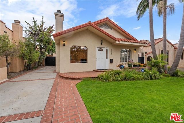 2126 Selby Avenue, Los Angeles CA: https://media.crmls.org/mediaz/46721df4-e693-422a-a17f-1079f94a870d.jpg
