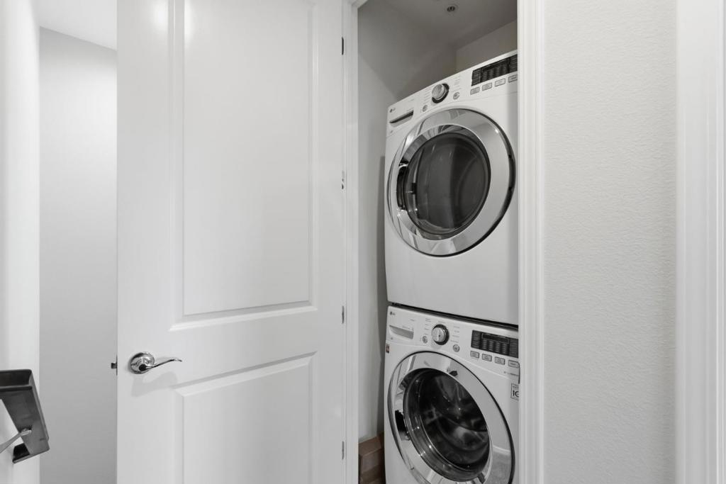 https://media.crmls.org/mediaz/46726de9-0b11-4543-bb35-c18117f12ec6.jpg?preset=X-Large