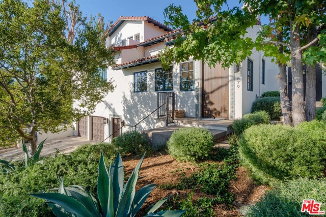 879 Muskingum Avenue Pacific Palisades, California Nestled in an estate neighborhood on nearly 1/3 acre, this stunning three level home is close to the village with the amenities of an upscale resort. Built in 2017 by the renowned team of Gordon Gibson builder + Philip Vertoch architect the home pairs high quality with meticulous design. 12ft ceilings, abundant natural light, gorgeous gardens & exceptional finishes makes this a magical hidden gem. Step inside to an open living room & extraordinary kitchen offering marble counters, Waterstone faucets, top-of-the-line appliances & an enormous island. The beautiful master is steps from the pool & garden. A perfect entertaining house with formal dining flows to the yard with an exceptional outdoor space complete with a Spanish courtyard w/ a large pool, covered loggia, built-in trampoline, grassy landscaped yard & full size sport court. Upstairs are 3 en-suite bdrms, laundry & office w/ peek-a-boo ocean view. Lower level w/ laundry, 6th bdrm, media rm & gym completes this beautiful home