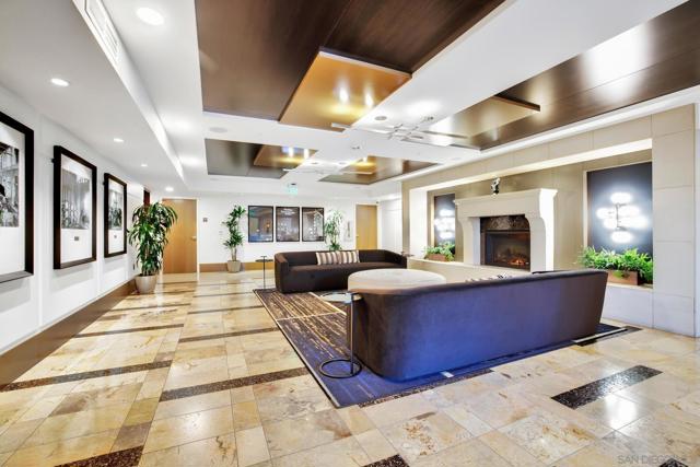 700 W E St, San Diego CA: https://media.crmls.org/mediaz/4673f024-7596-4223-bdd8-f09659cdcfb4.jpg