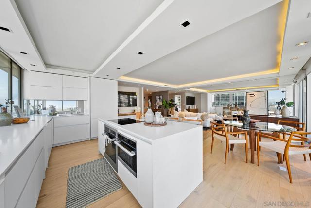 1780 Avenida Del Mundo, Coronado CA: https://media.crmls.org/mediaz/46741dc2-6fb4-4897-a9dd-6055cbe48751.jpg