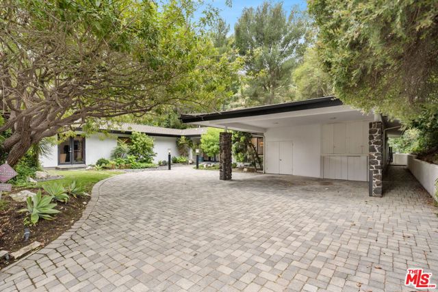 8630 Allenwood Road, Los Angeles CA: https://media.crmls.org/mediaz/4674c368-31d1-4934-8fb5-f24b69ab3808.jpg