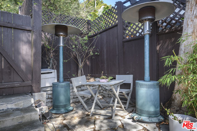 5181 Franklin Avenue, Los Angeles CA: https://media.crmls.org/mediaz/4675768e-e6ae-42e0-98a4-18c3639c30a3.jpg