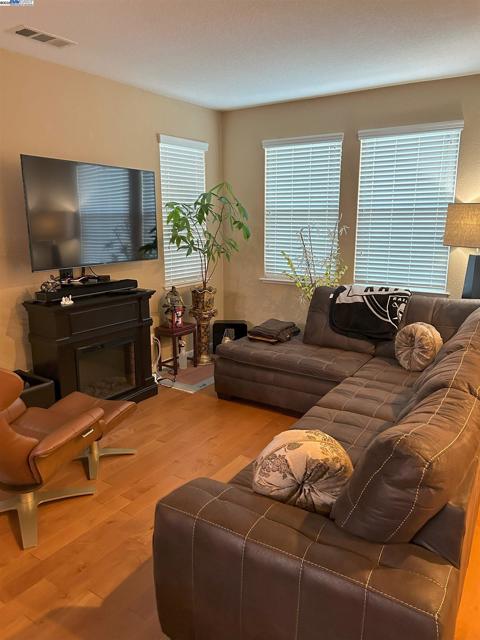 1279 Eucalyptus Dr, Vallejo CA: https://media.crmls.org/mediaz/4676013c-5628-44ab-a2e4-1beba5d2945a.jpg