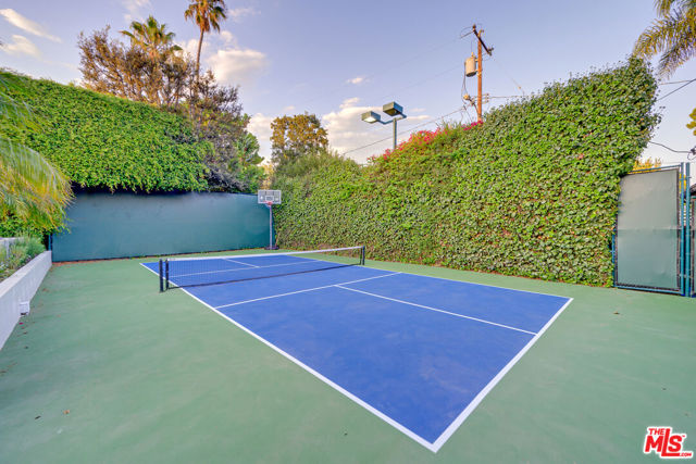 602 N Whittier Drive, Beverly Hills CA: https://media.crmls.org/mediaz/4676968c-8b8a-4ac3-a5b5-3aef00670005.jpg