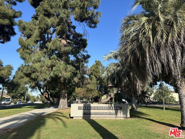 1027 S Lucerne Boulevard, Los Angeles CA: https://media.crmls.org/mediaz/46773c5c-721c-4b19-a9a3-0e4fd53f2eea.jpg