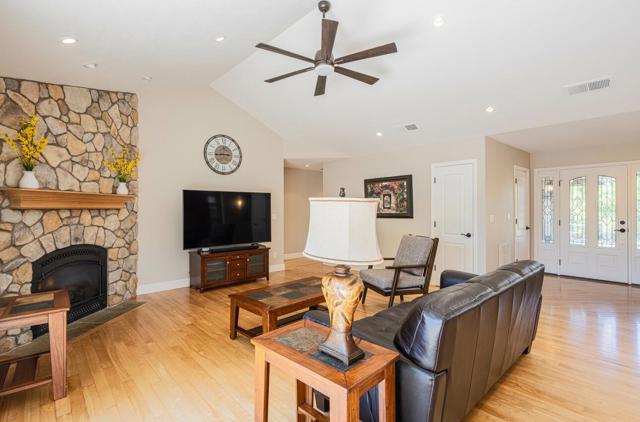 22470 Estoque Place, Salinas CA: https://media.crmls.org/mediaz/46779373-5b73-4e1e-9d5c-3281bb05a459.jpg