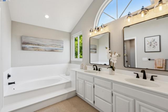82 Applegate Way, Alameda CA: https://media.crmls.org/mediaz/4677a42d-01dd-4668-8f92-299535029954.jpg