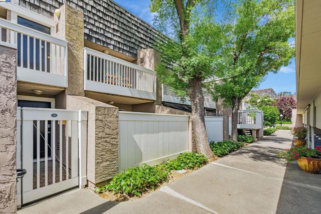 675 Sharon Park Dr, Menlo Park CA: https://media.crmls.org/mediaz/467841ac-7bb5-495a-81e6-2cc0a953d670.jpg