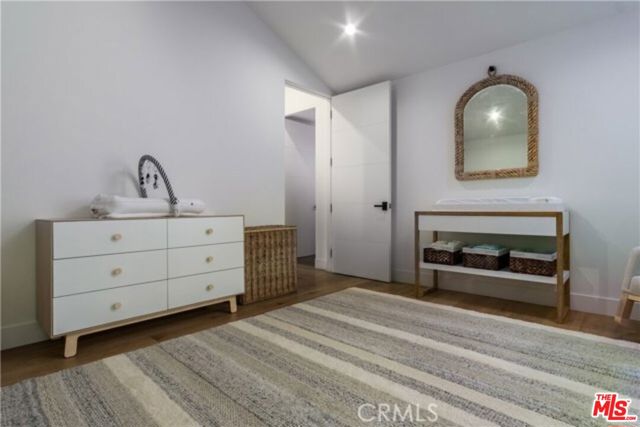 5107 Gaynor Avenue, Encino CA: https://media.crmls.org/mediaz/467965a7-a0ed-4196-95f4-14a6ccd3b866.jpg