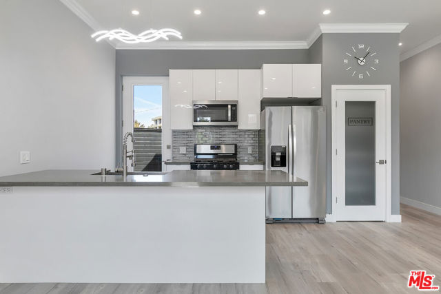 21037 Costanso St, Woodland Hills CA: https://media.crmls.org/mediaz/46796bff-b768-4d1b-8946-6fa51bc0d4ca.jpg