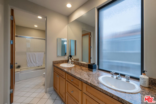 4115 Roma Court, Marina del Rey CA: https://media.crmls.org/mediaz/467a0620-0d9a-4c5e-911a-bc4da809aafe.jpg