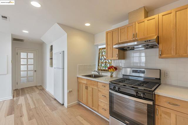 2033 Clement St, San Francisco CA: https://media.crmls.org/mediaz/467a1d3a-fbeb-4ce4-b5f6-ebea590b03c3.jpg