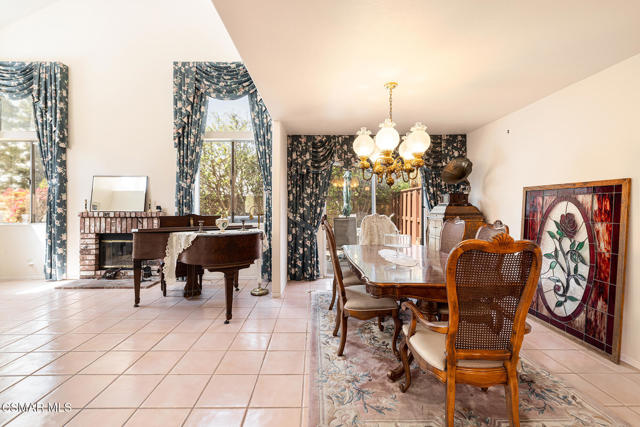 1475 Clayton Way, Simi Valley CA: https://media.crmls.org/mediaz/467a2fa7-ebe5-4c36-a4fb-46007d42cacc.jpg