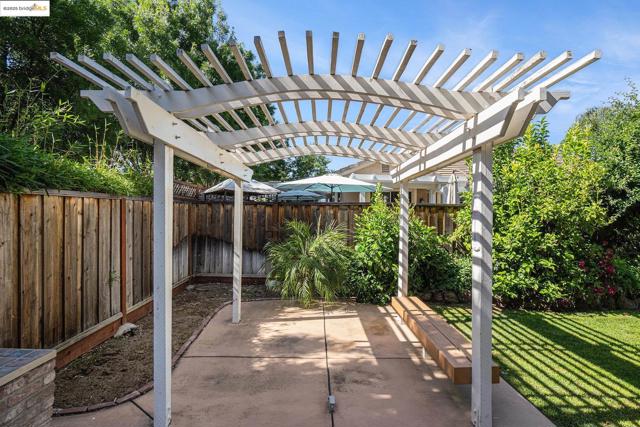1139 Jordan Ct, Brentwood CA: https://media.crmls.org/mediaz/467d6b41-d7af-42d2-8972-6689c8e73d57.jpg