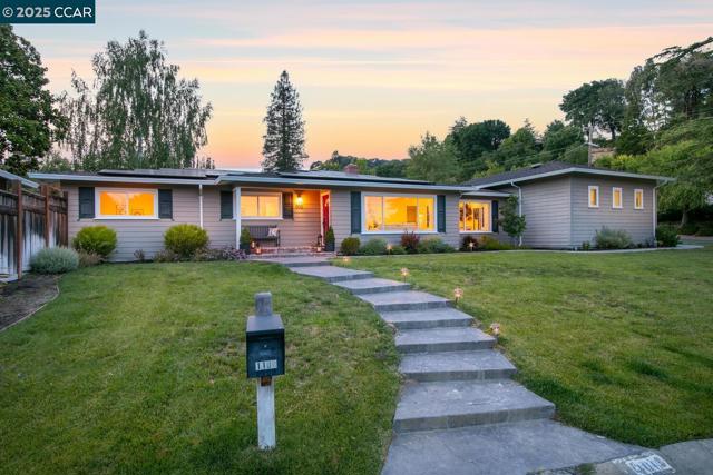 1100 Hillcrest Dr, Lafayette CA: https://media.crmls.org/mediaz/467d9eeb-d775-413a-a479-e438ff6b55fb.jpg