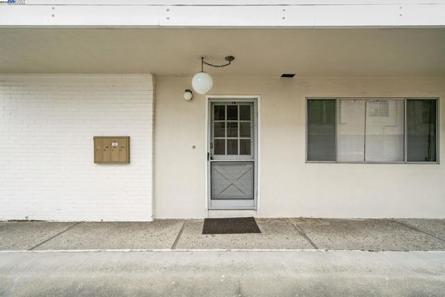 1556 Lincoln Ave, Alameda CA: https://media.crmls.org/mediaz/467df675-f9cc-40cc-9c45-0adb8665b420.jpg