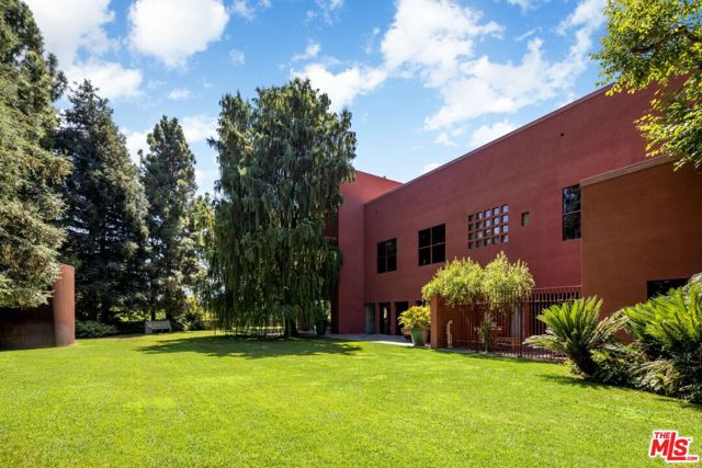 470 Layton Way, Los Angeles CA: https://media.crmls.org/mediaz/467e147f-1a44-4399-ad2b-baac0a8a64d6.jpg