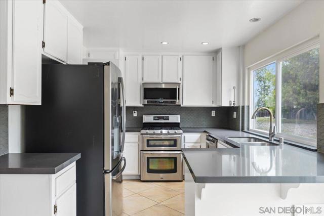 5356 Malcolm St, Oceanside CA: https://media.crmls.org/mediaz/467e5a04-b4f2-424a-bef4-f8e7ef8545bb.jpg