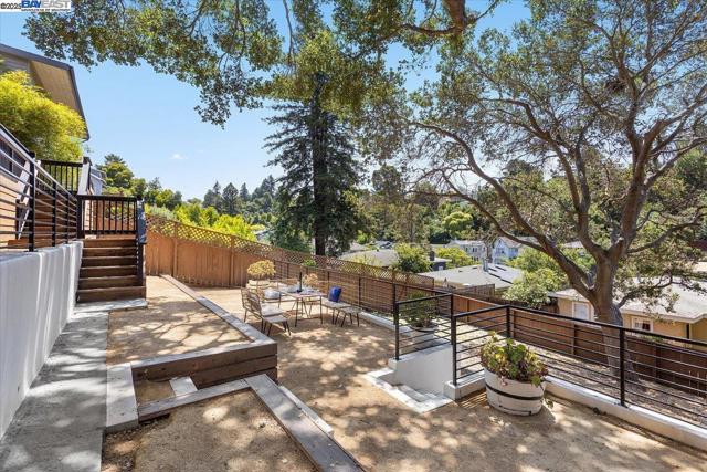 689 Santa Ray Ave, Oakland CA: https://media.crmls.org/mediaz/467e9c76-5740-46cc-b2dc-d29fa8c49420.jpg